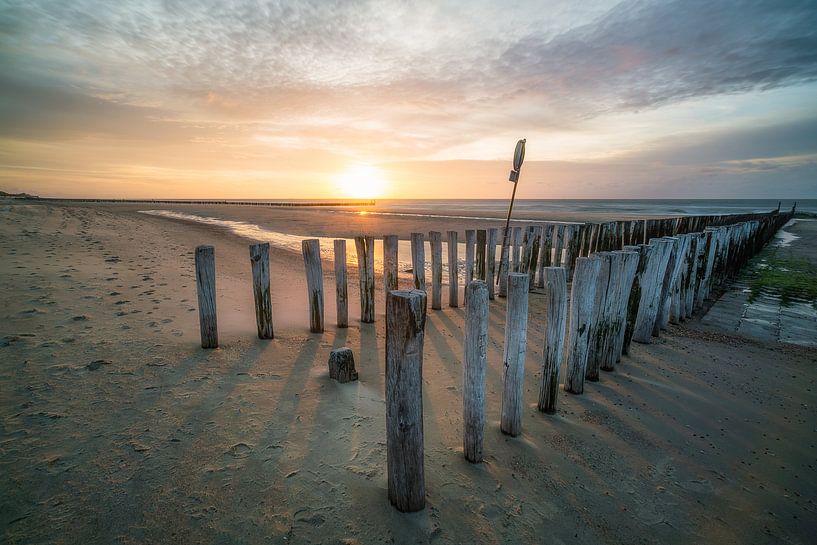 Strandstöcke Oostkapelle von Roelof Nijholt