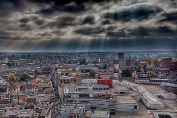 Zicht op Breda met zonnestralen