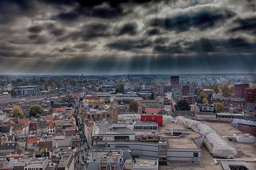 Zicht op Breda met zonnestralen sur Elly Damen