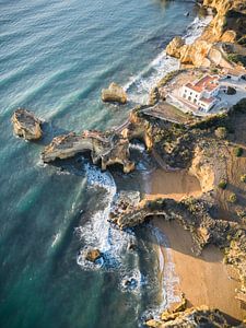 Aanspoelende golven langs de kustlijn van Lagos in de Portugese Algarve van David Gorlitz