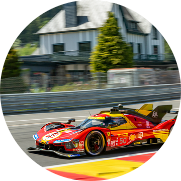 Ferrari 499P Hypercar in Eau Rouge op Spa Francorchamps