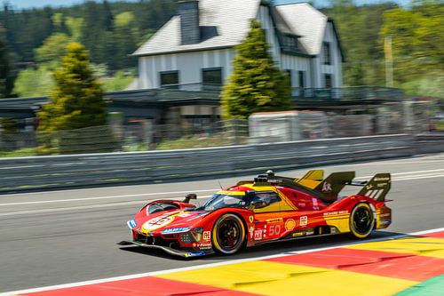 Ferrari 499P Hypercar in Eau Rouge op Spa Francorchamps