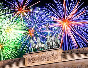 Feuerwerk über dem Brandenburger Tor und der Quadriga