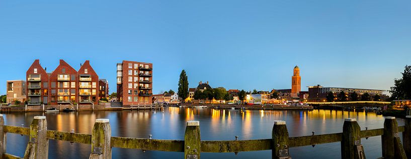 Uitzicht op de skyline van Zwolle 's avonds van Sjoerd van der Wal Fotografie