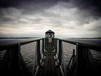 petit phare au lauwersmeer pendant une tempête de pluie