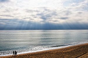 Coole Sommerblaue Meereswellen krachen auf Strandsand