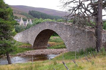 Oude stenen brug in Schotland