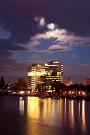 Skyline van Amsterdam bij zonsondergang van Eye on You