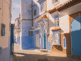 Sonniges Bild einer malerischen Straße in Chefchaouen von Lizet Wesselman