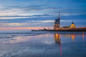 Weserufer bei Nacht in Bremerhaven, Deutschland