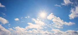 Blauer Himmel mit weißen Wolken und strahlender Sonne von SusaZoom