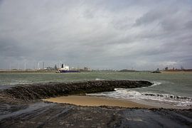 Ships on their way to the locks IJmuiden. by scheepskijkerhavenfotografie