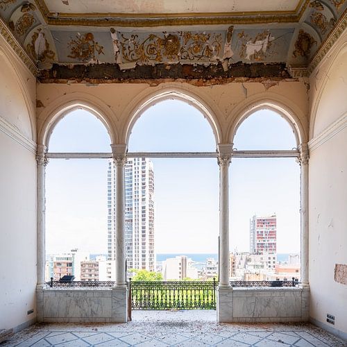Balcon abandonné avec vue sur le port.