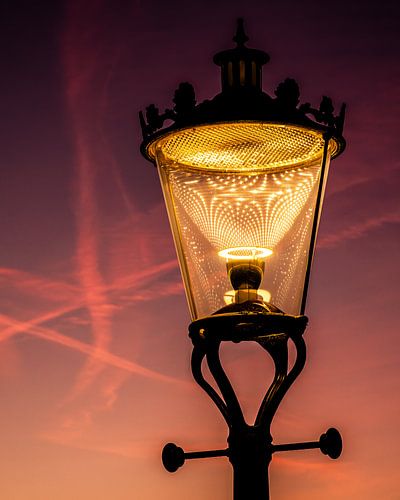 moderne ouderwetse gaslamp straatlantaarn net na zonsondergang van Jan Willem de Groot Photography