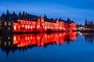 Le Binnenhof illuminé en rouge la nuit