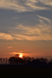 Sonnenuntergang über dem Bauernhof von Erik Buitenhuis