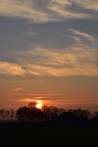Zonsondergang boven de boerderij