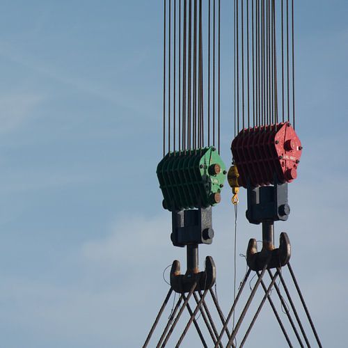 Kranen en takels in de haven aan de hijs.