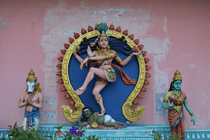Statuen im indischen Tempel auf dem Penang Hill