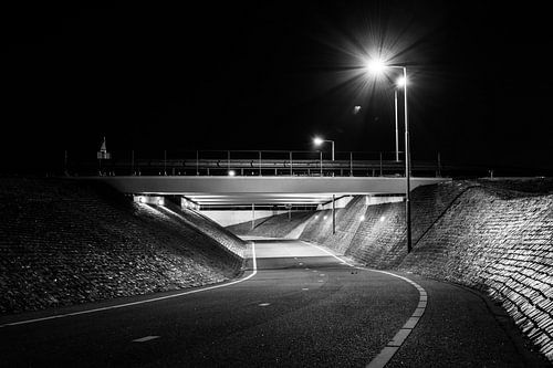 Fietstunneltje bij koedijk bij nacht
