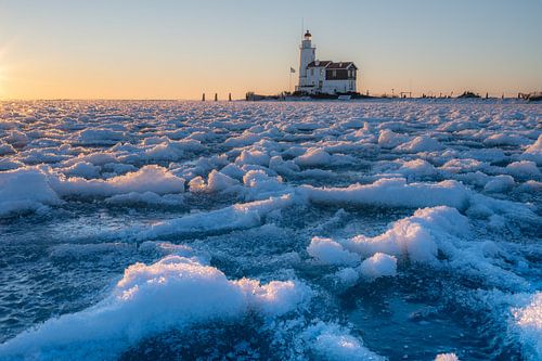Leuchtturm im zugefrorenen See