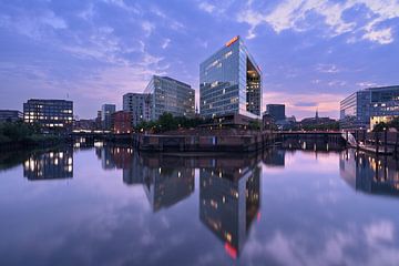 Blauw uur op de Ericusspitze - Mooi Hamburg van Rolf Schnepp