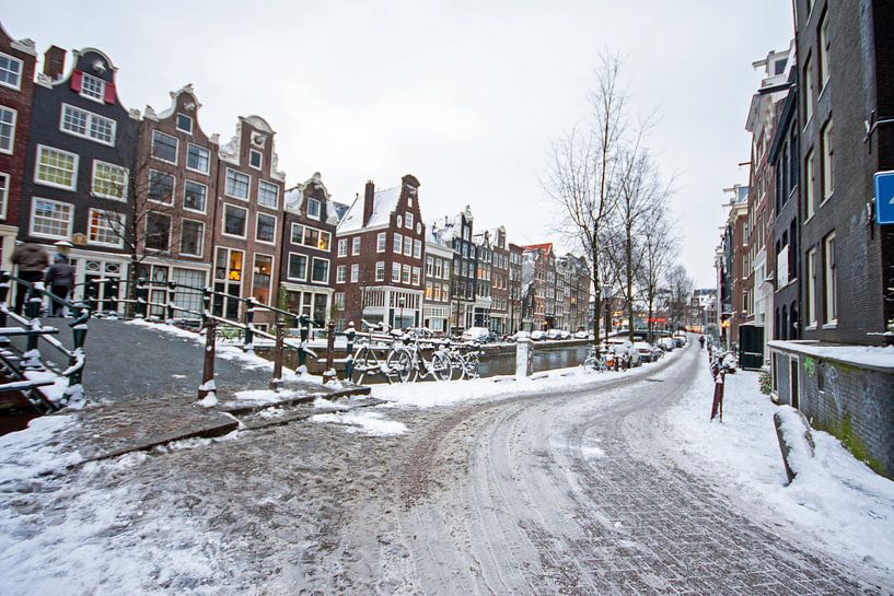 Das verschneite Amsterdam im Jordaan in den Niederlanden von Eye on You