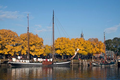 Schip in de haven met mooie herfstkleuren