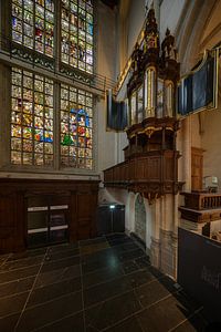 Die Querhausorgel in der Nieuwe Kerk in Amsterdam stammt aus dem 16. Jahrhundert. Bis zur Fertigstellung der Hauptorgel im Jahr 1655 war diese Querhausorgel das einzige Instrument in der Kirche. Danach wurde sie nur noch gespielt, wenn die Kirche geöffnet war, nicht aber während der Gottesdienste. Nach 1700 wurde sie nicht mehr benutzt.  Über den Bildermacher: Als geborener und aufgewachsener Amsterdamer fühlt sich Peter eng mit der Stadt Amsterdam verbunden. Im Laufe der Jahre hat er die Stadt Amsterdam in vielen ikonischen Werken festgehalten. Aber auch andere Städte im In- und Ausland füllen sein Portfolio. Landschafts- und Makrofotografie sind ebenfalls Teil seiner Arbeit. Als digitaler Künstler hat er sich inzwischen auch seine Sporen verdient, vor allem mit Adaptionen alter Meister.  Peters' Arbeiten werden weithin verkauft und hängen an Wänden in verschiedenen europäischen Ländern.