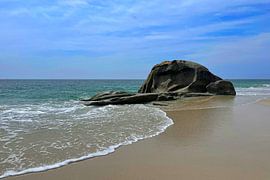 Felsblock im flachen, türkisfarbenen Wasser von Theodor Decker