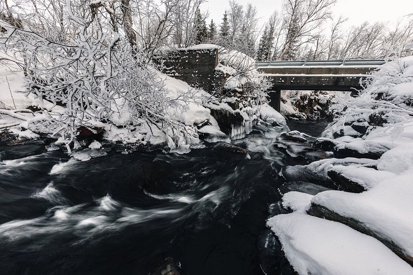 Bach in Winterlandschaft - Vesterålen, Norwegen von Martijn Smeets