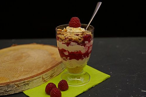 Dessert met yoghurt, dessert met yoghurt, roomkaas, frambozen, koekjes en room