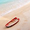 Bateau avec du sable sur une plage idyllique sur Inge Hogenbijl