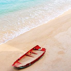 Bateau avec du sable sur une plage idyllique sur Inge Hogenbijl