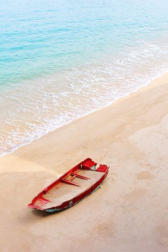Bateau avec du sable sur une plage idyllique