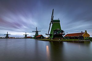 Moulins du Zaanse Schans sur le Zaan sous une couverture nuageuse rayée