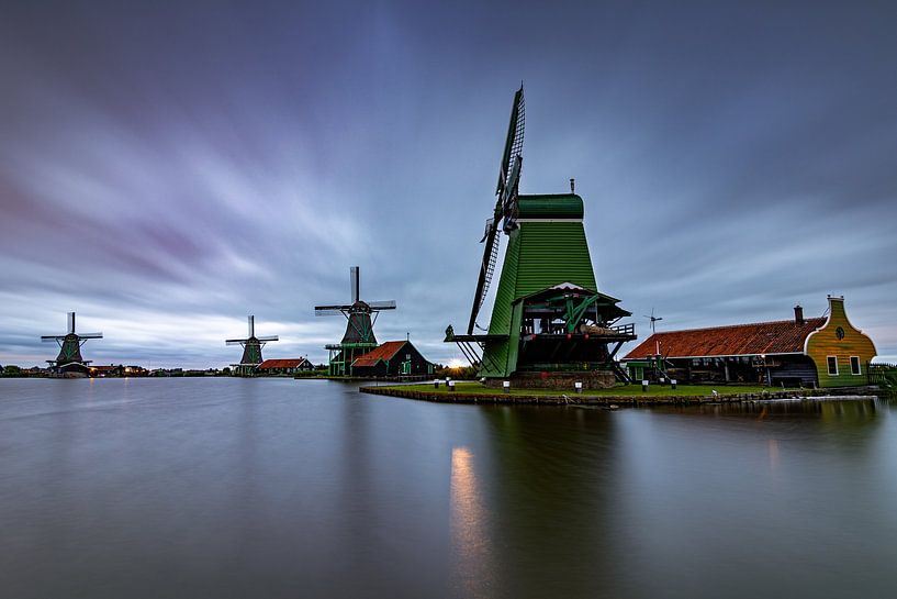 Molens van de Zaanse Schans aan de Zaan onder gestreept wolkendek van Bram Lubbers