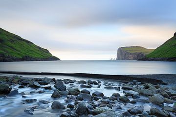 Het strand van Tjornuvik op de Faroër eilanden van Erik Vergunst