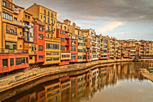 HDR opname van de rivier in Girona, met zijn kleurrijke huizen