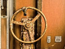 Stuurwiel oude trein by Nathalie Snoeijen-van Eck