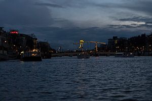 magere brug Amsterdam tijdens het blauwe uur