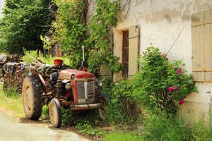 Cour de ferme avec un tracteur à Fontenay, France