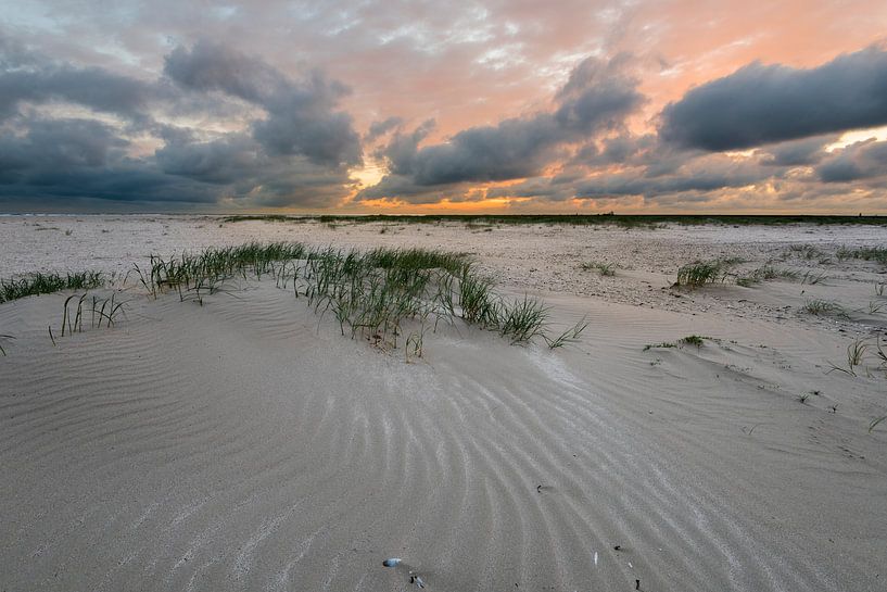 Zonsondergang aan het strand van IJmuiden van Rob IJsselstein