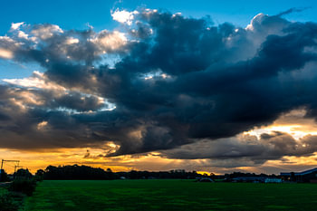 Ciel orageux au-dessus d'un paysage verdoyant
