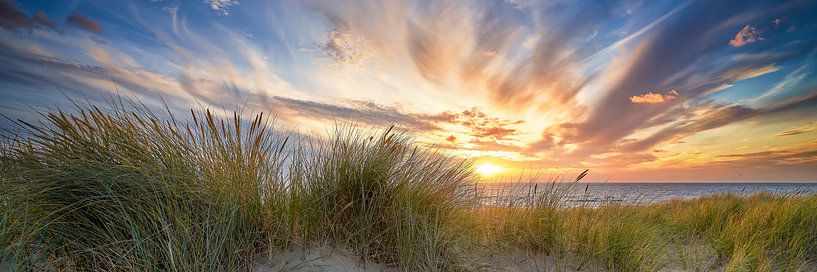Sonnenuntergang auf den Dünen und der Nordsee II von eric van der eijk