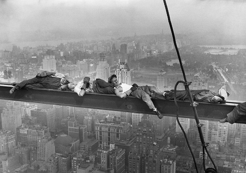 Sleeping atop a Skyscraper van Vintage Afbeeldingen