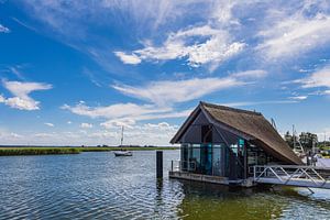 Schwimmendes Haus im Hafen von Wieck auf dem Fischland-Darß