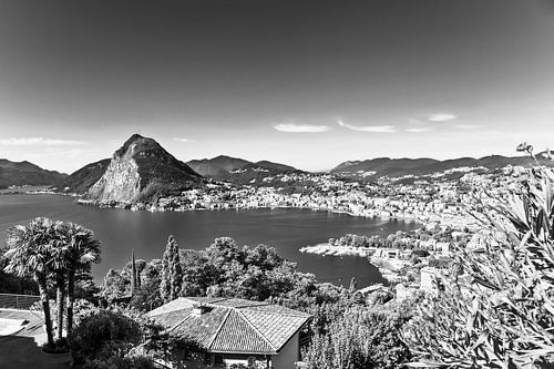 Lugano aan het Luganomeer in Zwitserland - monochroom