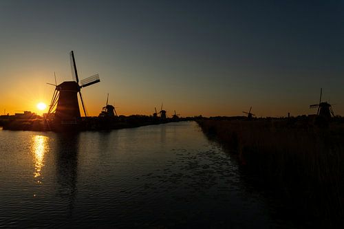 Moulins à vent de Kinderdijk au coucher du soleil