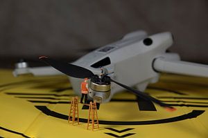 Miniaturfiguren, die die Funktion des Drohnenpropellers überprüfen